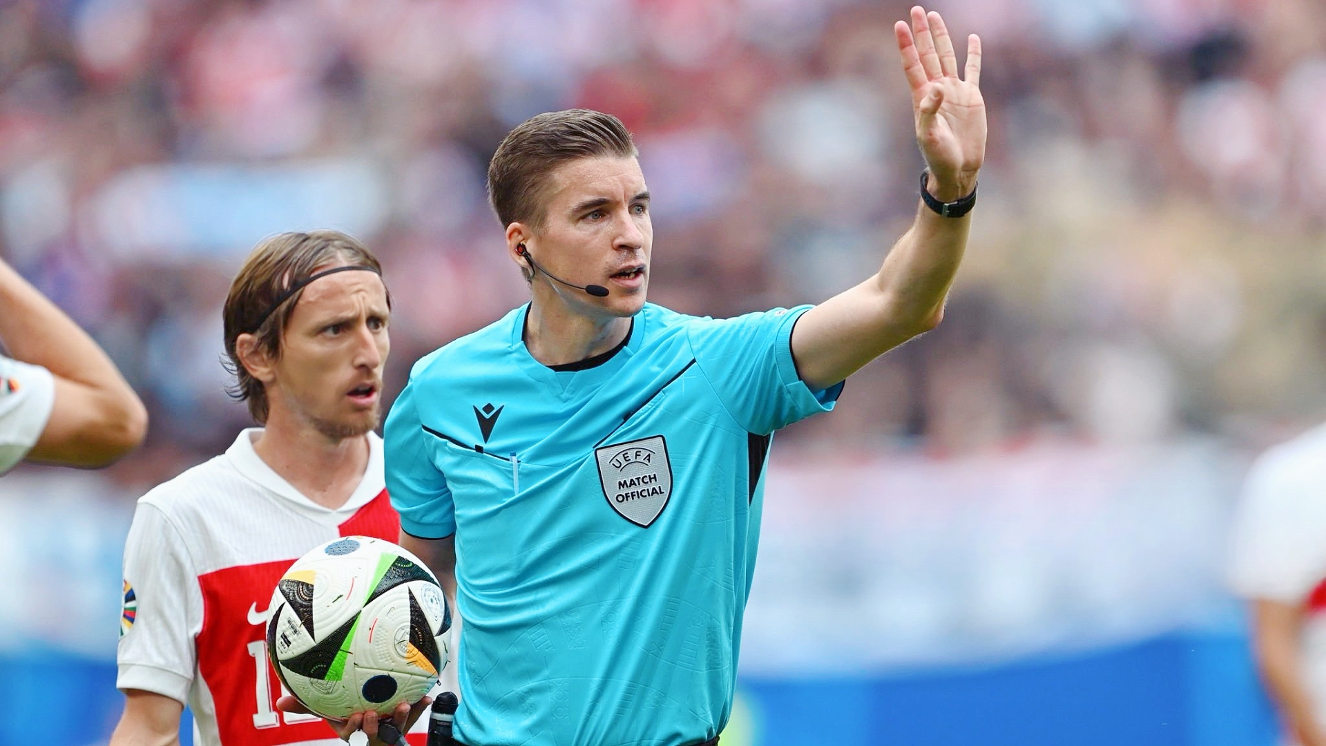 PG电子-欧洲杯乱象频出，裁判风波成为焦点话题的简单介绍